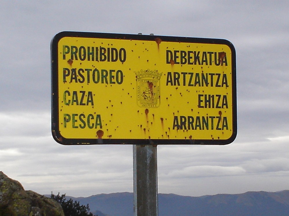 Panneau bilingue espagnol-basque sur le mont Bianditz (Guipuscoa) : pâturage, chasse et pêche interdits