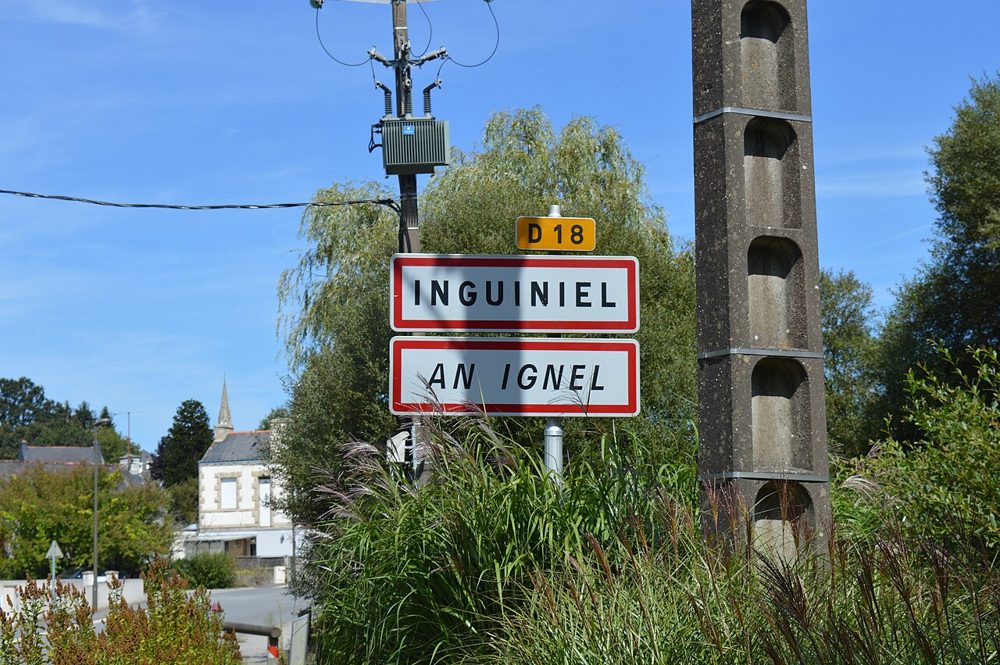 Panneau d'entrée bilingue français-breton à Inguiniel (Morbihan)