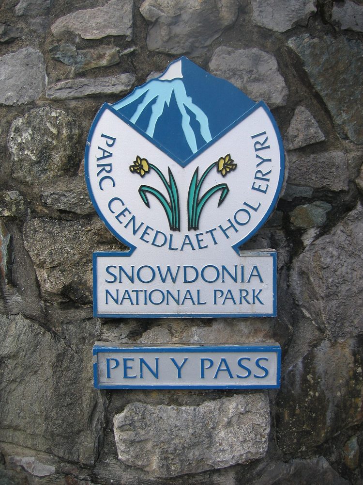 Panneau bilingue gallois-anglais du parc national d'Eryri (Snowdonia)