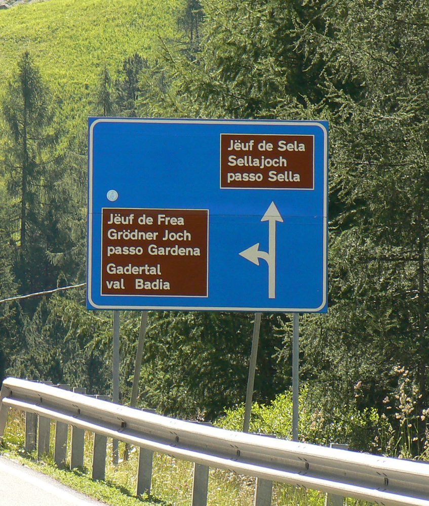 Signalisation trilingue ladin-allemand-italien dans le val Gardena